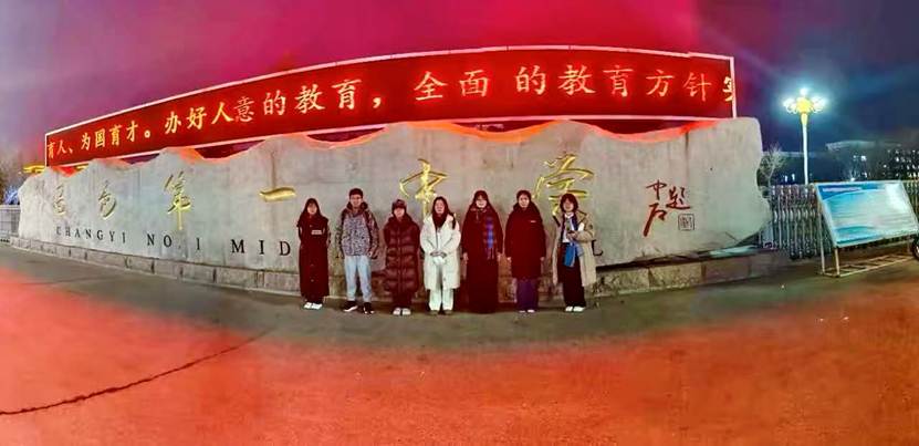 图片包含 地毯, 建筑, 男人, 站 AI 生成的内容可能不正确。